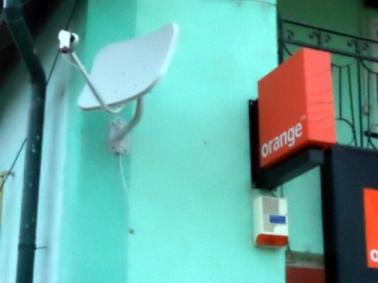 Orange intră în linie dreaptă cu televiziunea prin satelit. Vezi cum arată antena şi ce canale vor fi în grila Orange TV!